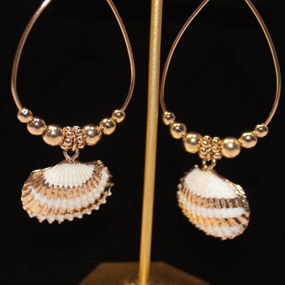 NWT Gold Tone and Shell Dangle Loop Earrings - Picture 3 of 7